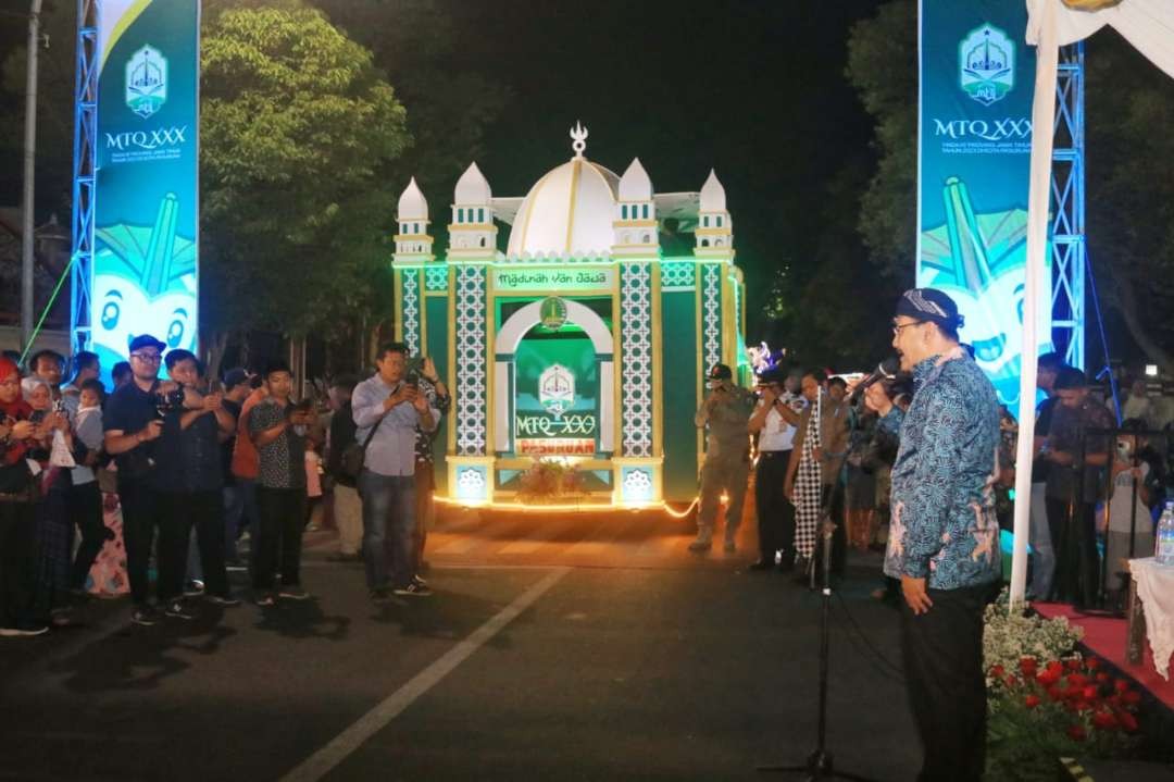 Walikota Pasuruan Saifullah Yusuf (Gus Ipul), memberangkatkan pawai Musabaqah Tilawatil Quran ke-30 Provinsi Jawa Timur  di GOR Untung Suropati Pasuruan. (Foto: Pemkot Pasuruan)
