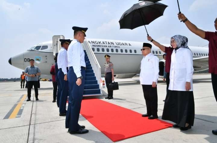 Wapres Ma'ruf Amin didampingi Ibu Wury menjelang keberangkatan menuju Palu Sulteng dari Pangkalan Udara  TNI AU Halim Perdana Kusuma (Foto: Setwapres)