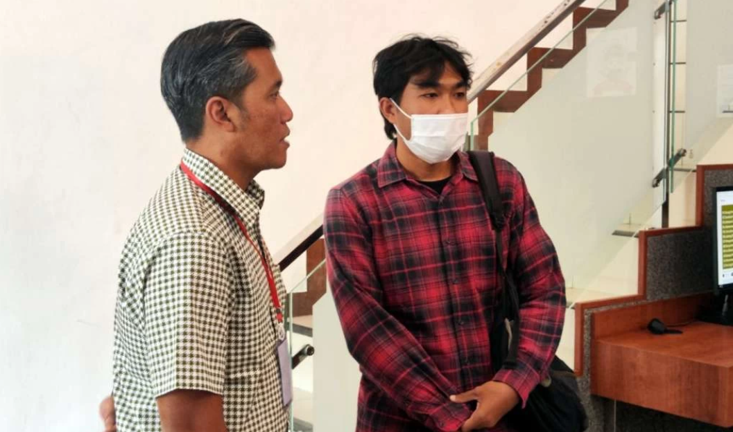 Korban penganiayaan, Nurhadi, didampingi LPSK di Gedung Kejari Tanjung Perak, Surabaya, Rabu 4 Oktober 2023. (Foto: Fariz Yarbo/Ngopibareng.id)