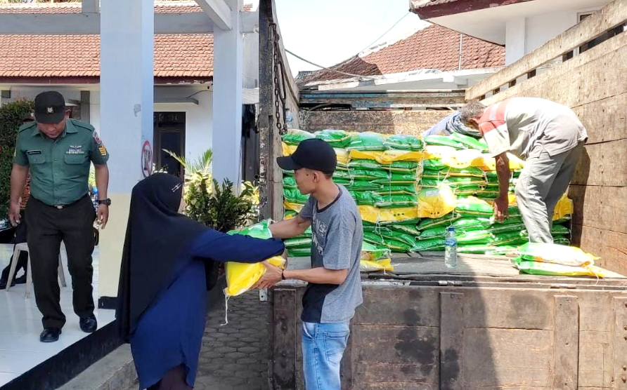 Pemkab Lumajang melakukan operasi pasar untuk menekan harga beras yang terus melambung. Operasi pasar berlangsung lima hari, 2 hingga 6 Oktober. (Foto: Kominfo Lumajang)