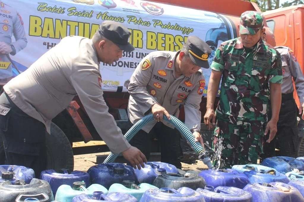 Polres Probolinggo saat mendistribusikan air bersih ke Desa Gununggeni, Kecamatan Banyuanyar. (Foto: Humas Polres)