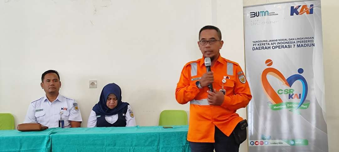 Manager Humas PT KAI Daop 7 Madiun, Supriyanto (Persero) Daerah Operasi 7 Madiun kembali menyalurkan bantuan Tanggung Jawab Sosial dan Lingkungan. (Foto: Fendi Lesmana/Ngopibareng.id)