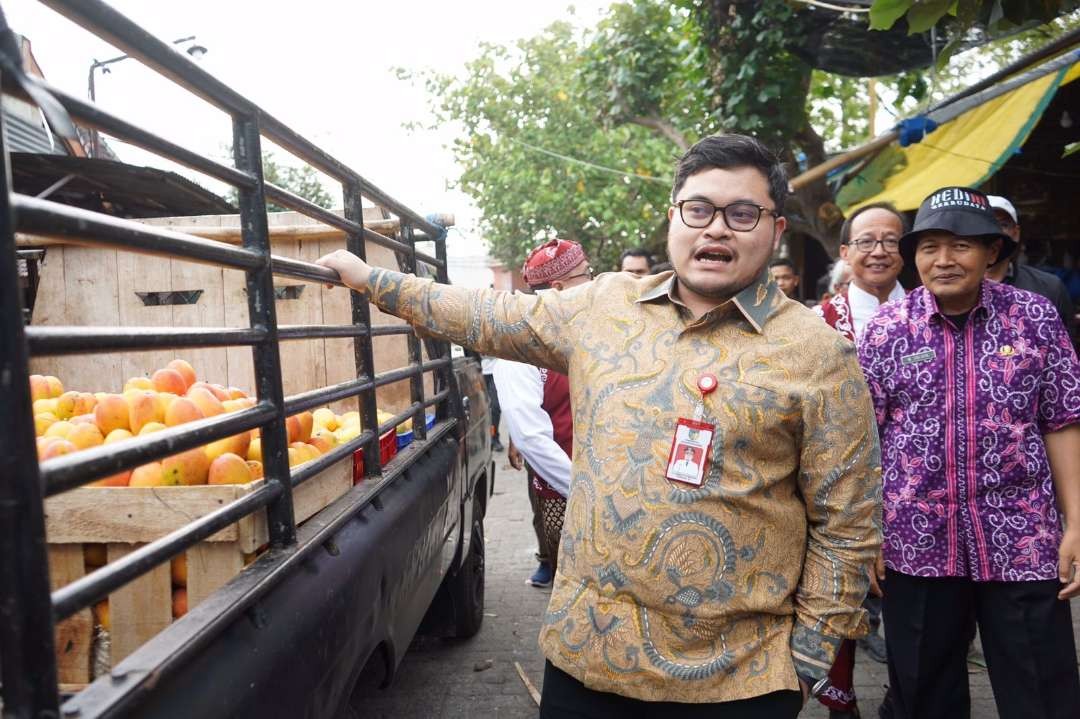 Memasuki musim panen mangga podang, Bupati Hanindhito Himawan Pramana cek Pasar Buah Banyakan, Kamis 5 Oktober 2023. (Foto: Istimewa)