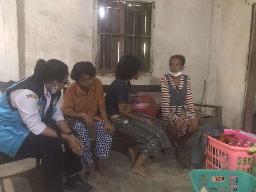 Sasmiati bersama kedua anaknya yang menyandang keterbatasan intelektual sempat viral di media sosial karena tidak mendapatkan bantuan penerima manfaat PKH di warga Dusun Dawung, Desa Pagerwojo, Kecamatan Kesamben, Kabupaten Blitar. (Foto: choirul anam/ngopibareng.id)