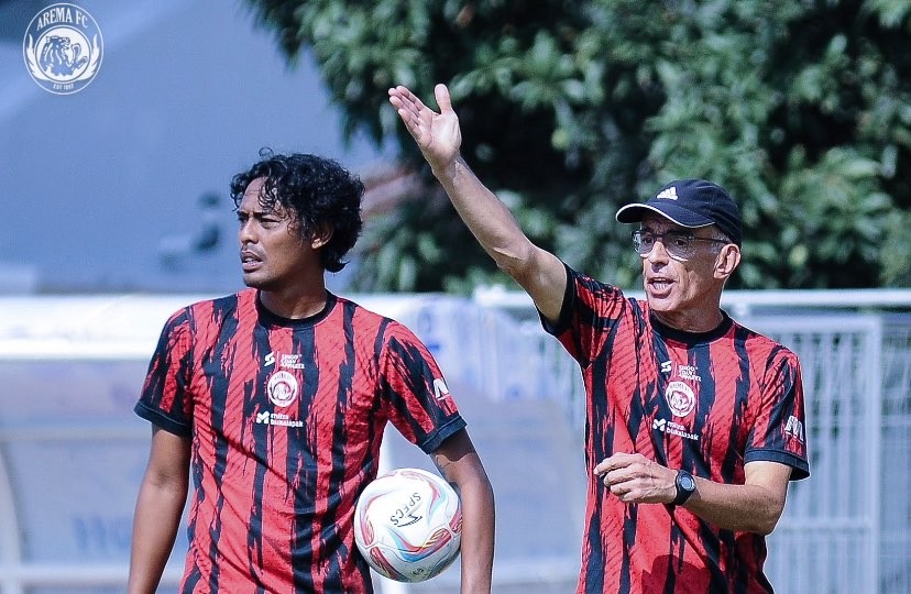 Pelatih Kepala Arema FC, Fernando Valente (kanan) saat memimpin sesi latihan tim (Foto: Twitter/@Aremafcofficial)