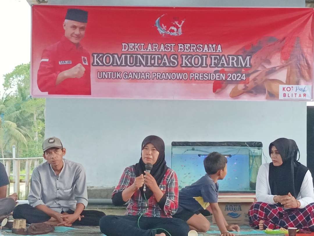 Peternak ikan koi yang tergabung dalam Komunitas Koi Farm Blitar Raya mendeklarasikan untuk mendukung calon presiden Ganjar Pranowo. (Foto: Choirul Anam/Ngopibareng.id)