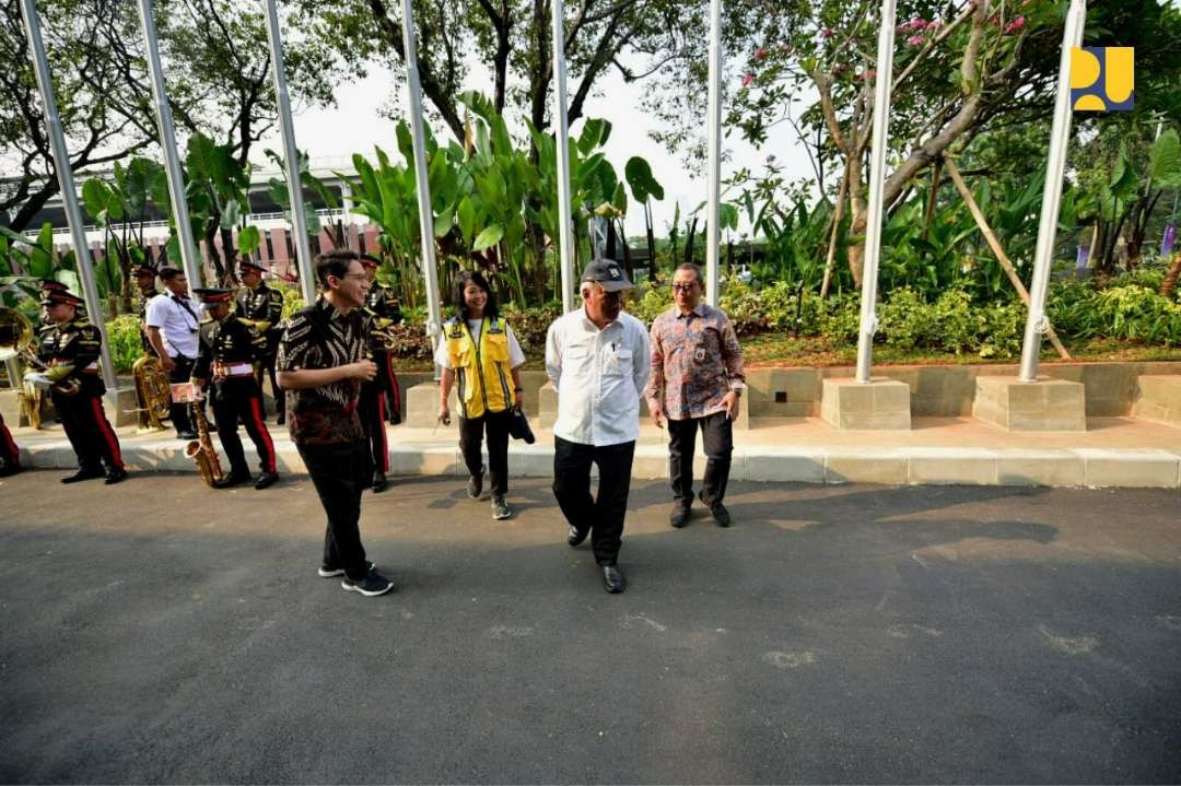 Menteri PUPR Basuki Hadimuljono mendampingi Presiden Jokowi meninjau persiapan JCC untuk penyelenggaraan KTT ke-43 ASEAN. (Foto: Biro Publikasi Kementerian PUPR)