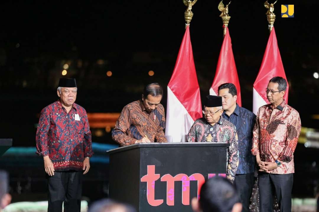 Menteri Basuki dampingi Presiden Jokowi meresmikan revitalisasi TMII. (Foto: Biro Komunikasi Publik Kementerian PUPR)