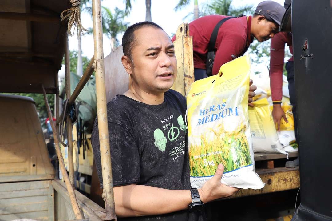 Walikota Surabaya, Eri Cahyadi saat melakukan pemantauan harga beras di pasar. (Foto: dok Humas Pemkot Surabaya)