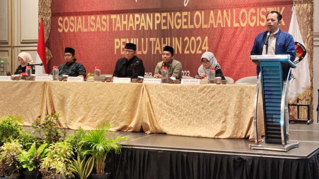 Komisioner KPU, Miftahur Rozaq (tiga dari kanan) saat sosialisasi tahapan pengelolaan logistik di Hotel Movenpick, Surabaya, Rabu 4 Oktober 2023. (Foto: Fariz Yarbo/Ngopibareng.id)
