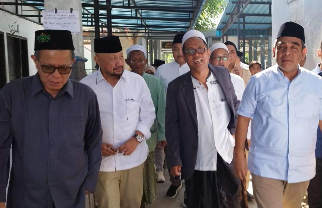 Sekjen DPP Partai Gerindra Ahmad Muzani (kanan) saat bertemu pengasuh Pondok Pesantren Manbaul Ulum Berasan, Muncar, Banyuwangi (foto: Muh Hujaini/Ngopibareng.id)