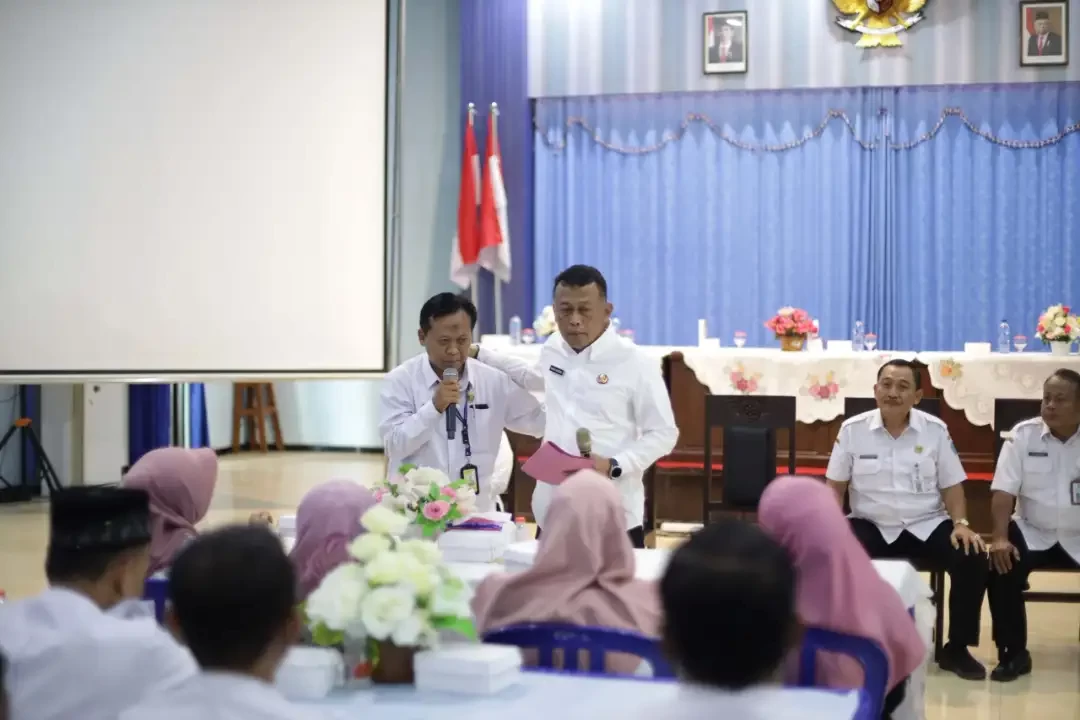 Kepala SMPN 1 Ponorogo Imam Mujahid ketika mengutarakan keinginan mengundurkan diri di hadapan Bupati Sugiri Sancoko, Rabu 4 Oktober 2023. (Foto: istimewa)