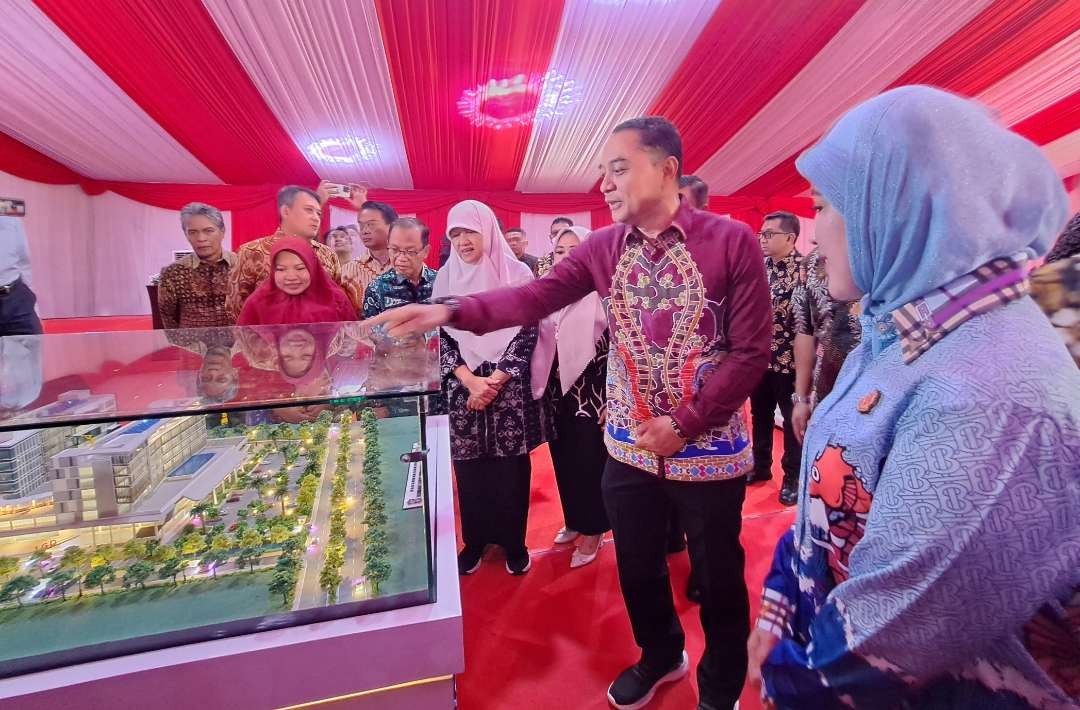 Walikota Surabaya, Eri Cahyadi saat melakukan ground breaking pada Kamis 5 Oktober 2023. (Foto: Pita Sari/Ngopibareng.id)