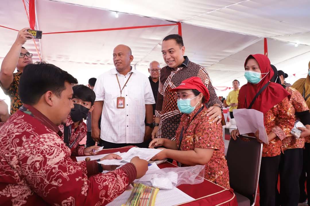 Ilustrasi Walikota Surabaya menyaksikan penyaluran bantuan kepada warga Surabaya. (Foto: kominfo.jatimprov.go.id)