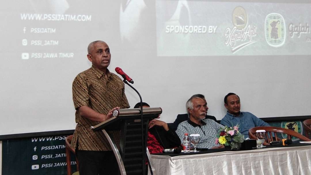 Ketua PSSI Jatim, Ahmad Riyadh UB saat membuka workshop Sepak Bola Jatim. (Foto: Ist)