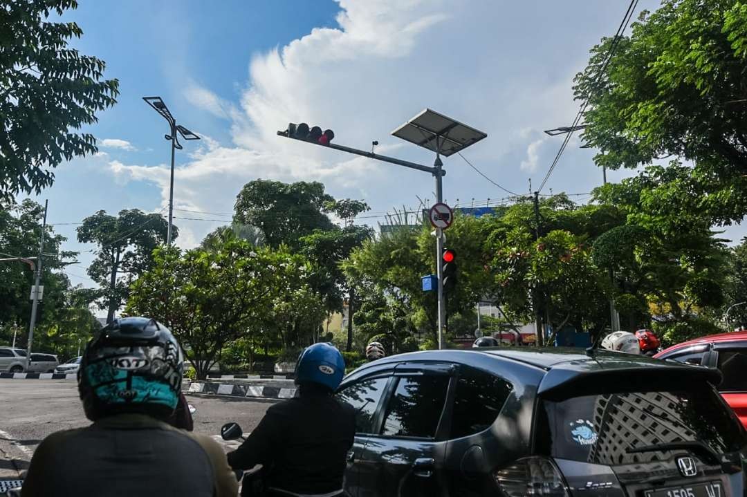 Ilustrasi pemasangan sensor antrean kendaraan di traffic light yang dilakukan Dishub Surabaya sebagai uji coba. (Foto: Humas Pemkot Surabaya)