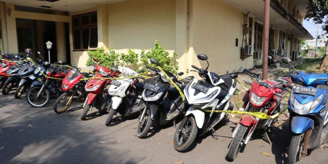 Ada 13 unit diduga motor curian yang diamankan anggota Polres Bangkalan di sebuah rumah di Kecamatan Socah, Bangkalan. Kini sepeda motor berada di Polres Bangkalan sebagai barang bukti. (Foto: Polres Bangkalan)