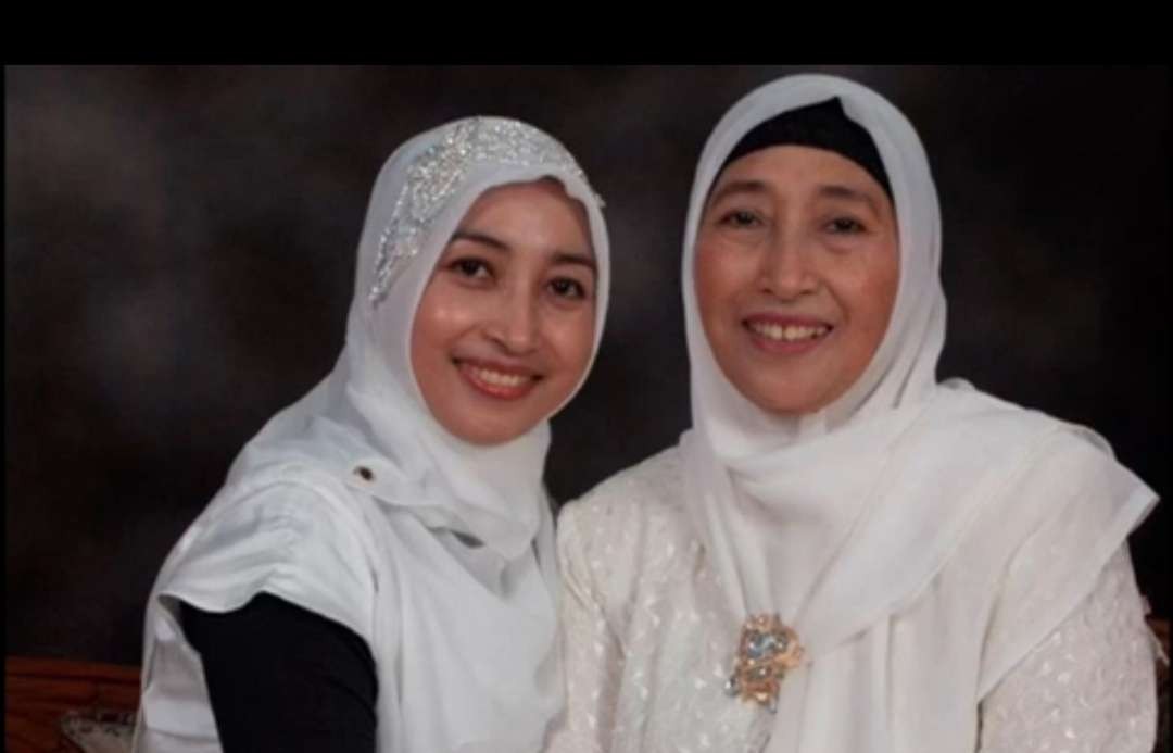 Ny Hj Luluk Farida dari Malang dan ibundanya, meraih kebahagiaan atas ridha Allah Ta'ala. (Ilustrasi)