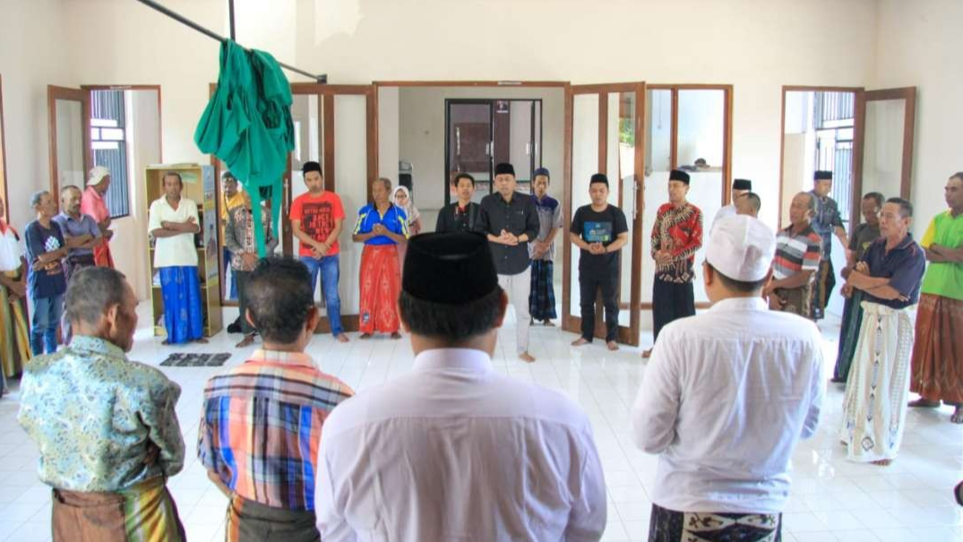 Puluhan tukang becak melantunkan serakalan di Musala PCNU Banyuwangi, dalam rangka memperingati Maulid Nabi Muhammad SAW. (Foto: Istimewa)