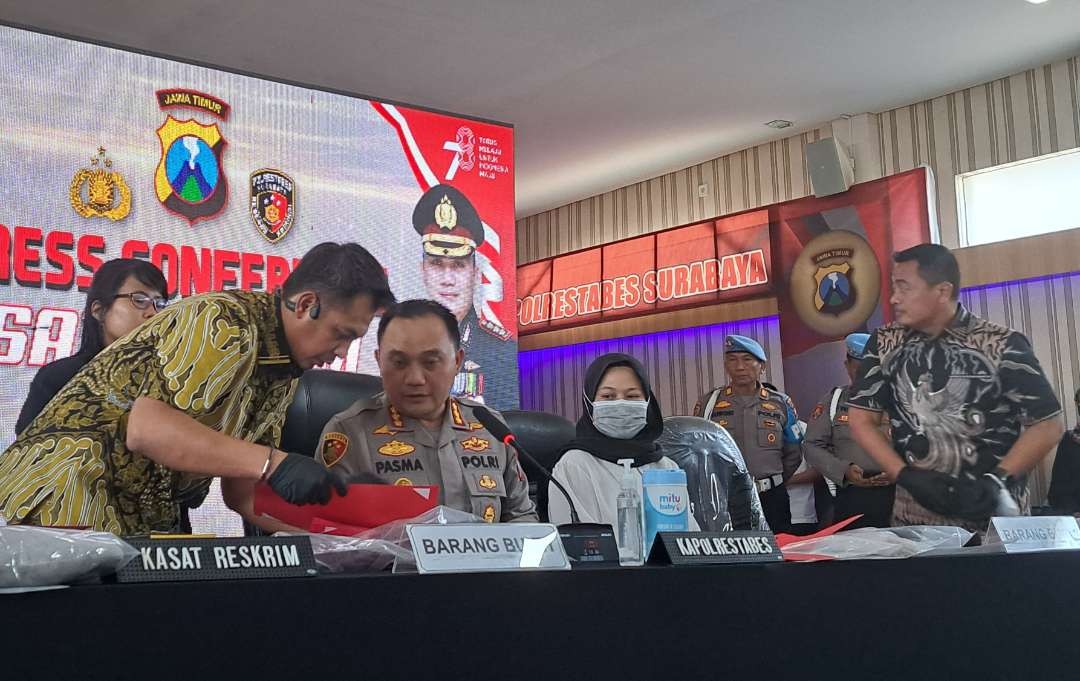 Konperensi pers Polrestabes Surabaya terkait kasus penganiyaan perempuan berinisial DSA di tangan GTR di apartemen hingga meninggal dunia. (Foto: Pita Sari/Ngopibareng.id)