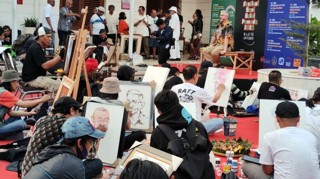 Puluhan pelukis mengikuti lukis on the spot dalam gelaran Festival Senin Balai Pemuda di Balai Pemuda, Surabaya, Jumat 8 Oktober 2023. (Foto: Fariz Yarbo/Ngopibareng.id)