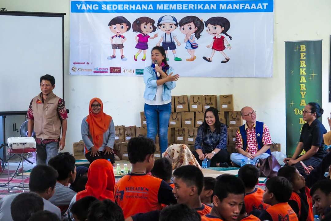 Voluntir saat menyampaikan edukasi kebersihan menstruasi kepada siswa SLB-B tuna rungu Sidoarjo, Jawa Timur. (Foto: Aini Arifin/Ngopibareng.id)