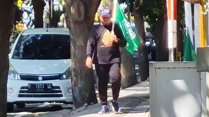 Dedy Jumhardiyanto menunaikan nadzar berjalan kaki dari rumah ke kantor PCNU sejauh 14 km (foto: istimewa)