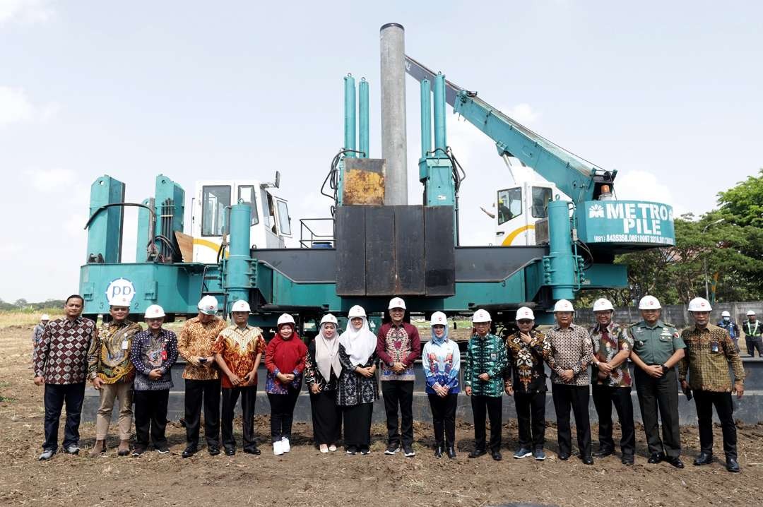 Peletakan batu pertama pembangunan RSUD di Surabaya Timur oleh Walikota Eri Cahyadi. (Foto: Humas Pemkot Surabaya)