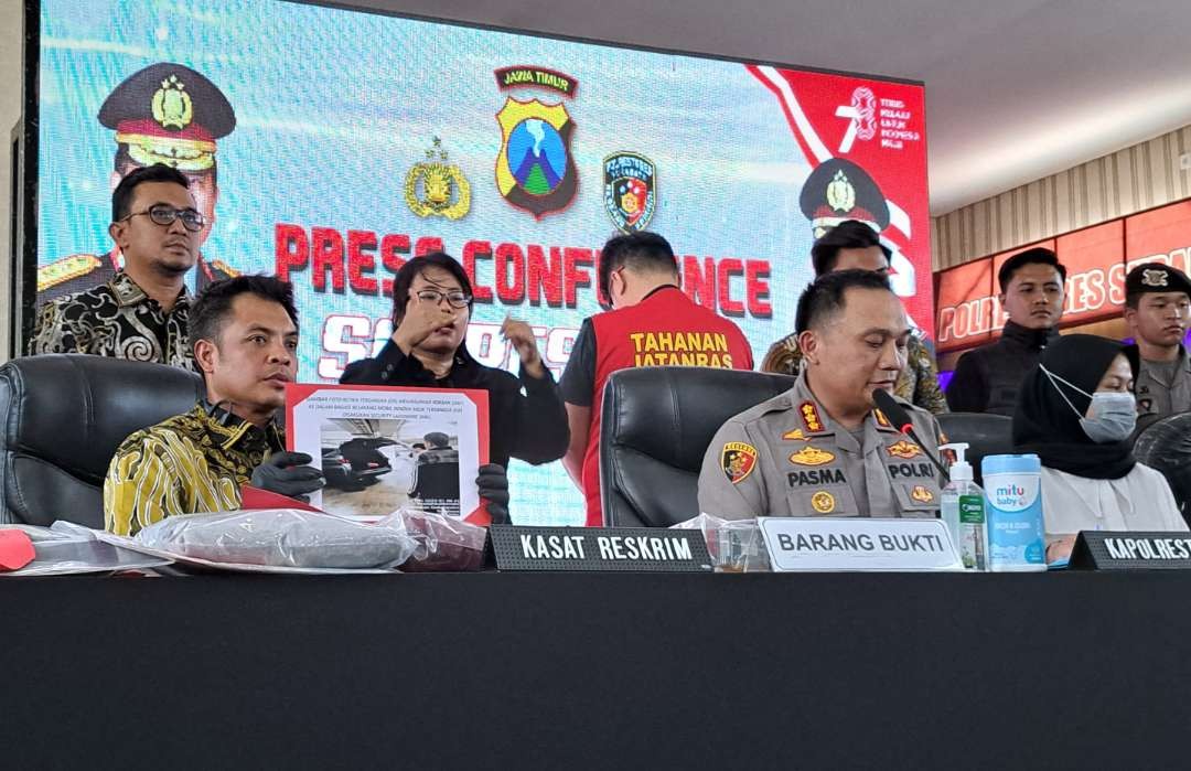 Kasat Reskrim Polrestabes Surabaya, Hendro bersama Kapolrestabes Kombes Pol Pasma Royce saat menunjukan barang bukti rekaman CCTV yang mengungkap penganiyaan pelaku terhadap korban DSA. (Foto: Pita Sari/Ngopibareng.id)
