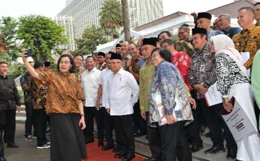 Menkeu Sri Mulyani foto bareng Wapres Ma'ruf Amin dan lainnya saat menghadiri Rapat Koordinasi Nasional (Rakornas) Percepatan Penurunan Stunting Tahun 2023, di Istana Wapres, Jumat 6 Oktober 2023. (Foto: Setwspres)