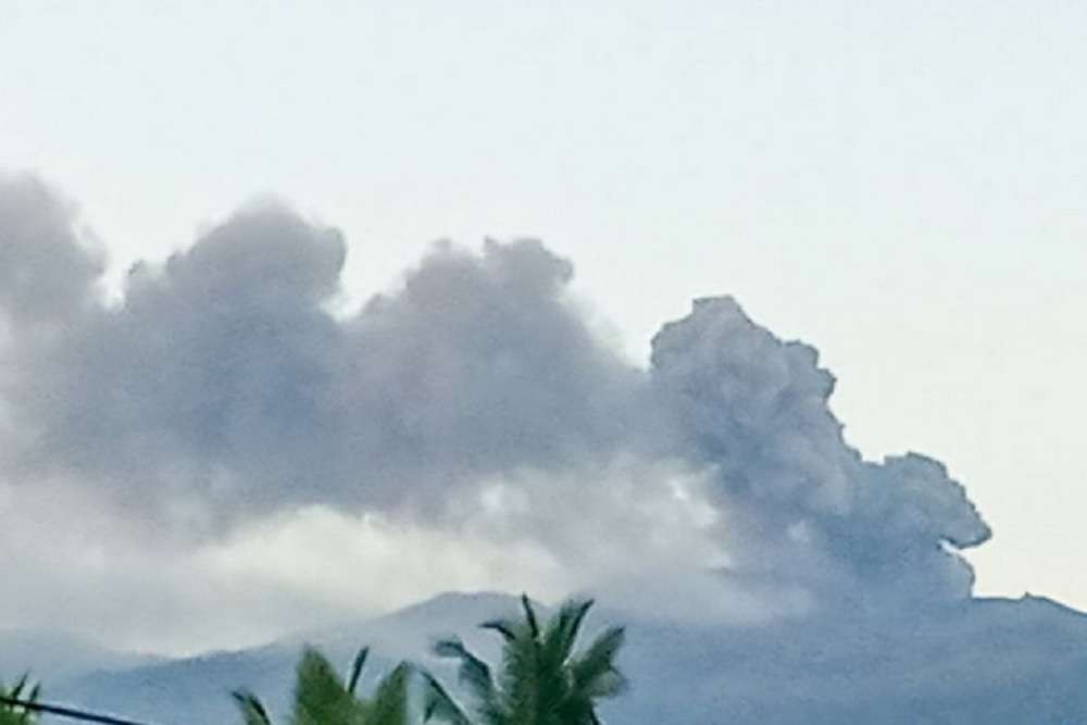 Gunung Dukono yang berada di Maluku Utara mengalami erupsi pada Sabtu, 7 Oktober 2023 pagi mengeluarkan abu vulkanik setinggi lebih kurang 550 meter. (Foto: Twitter PVMBG)