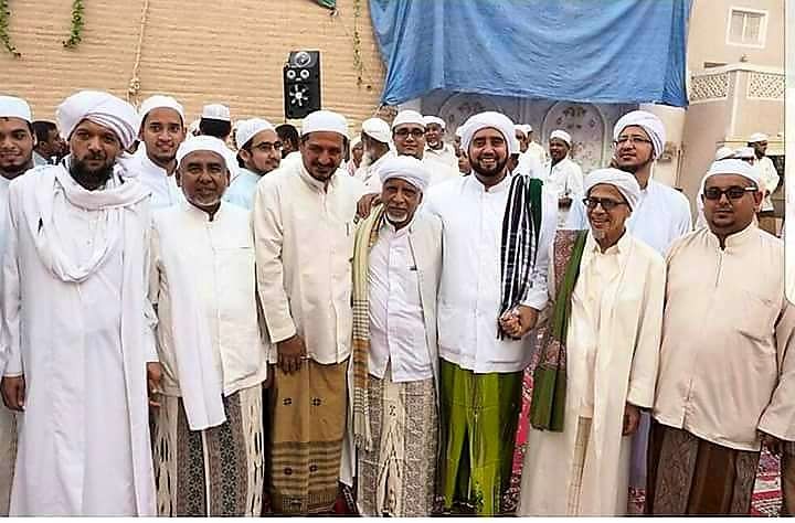 Habib Syech bin Abdul Qodir Assegaf Solo bersama para ulama di Yaman. (Foto:dok/ngopibareng.id)