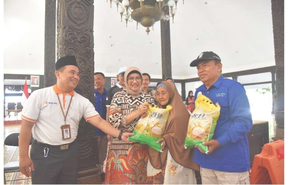 Pemkab Lumajang menggelar Operasi Pasar mulai 2 Oktober hingga 6 Oktober 2023. Harga gula dan beras dijual lebih murah. (Foto: Kominfo Lumajang)