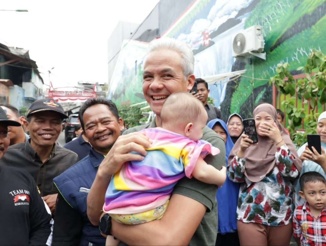 Capres 2024 Ganjar Pranowo gendong balita di Krembangan Jakarta Barat. (Foto: Tim Media Ganjar Pranowo)