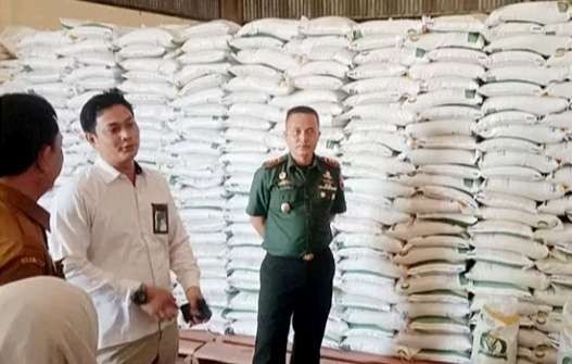 Pimpinan Perum Bulog Bondowoso, Muhammad Ade Putra (kiri) saat meninjau stok beras medium SPHP di Gudang Bulog Kembang Bondowoso. (Foto: Guido Saphan/Ngopibareng.id)