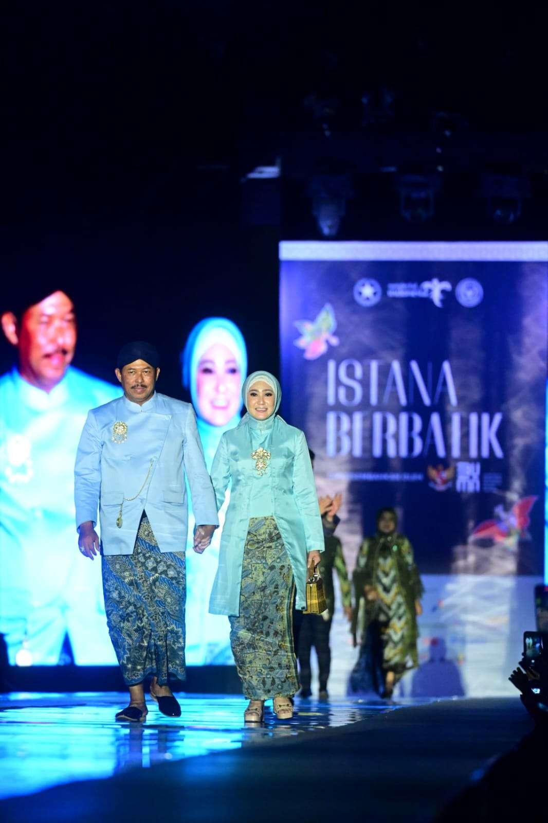 Pj Gubernur Jawa Tengah, Nan Sudjana dan istri, Shinta, mengenakan busana Jawa Matraman di Istana Berbatik, Jakarta, 1 Oktober 2023 malam. (Foto: Istimewa)