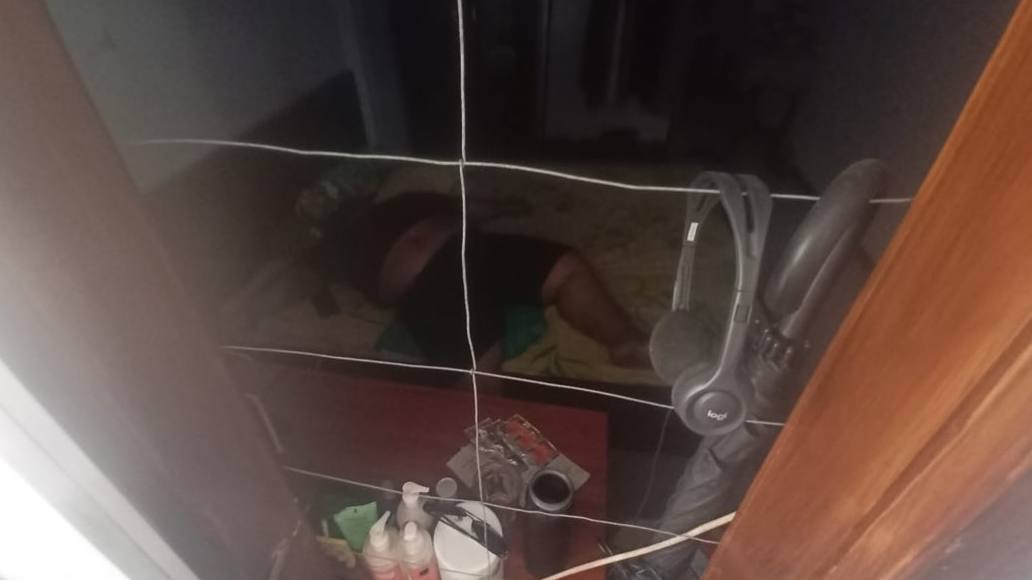 Mayat seorang pria ditemukan dalam kamar kos di Kota Malang. (Foto: Polsekta Kedungkandang)