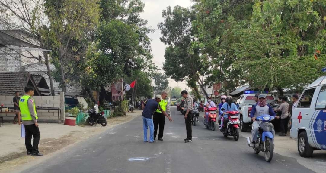 Petugas dari Satlantas Polres Tuban saat melakukan Olah TKP (Foto: dok. Polres Tuban)