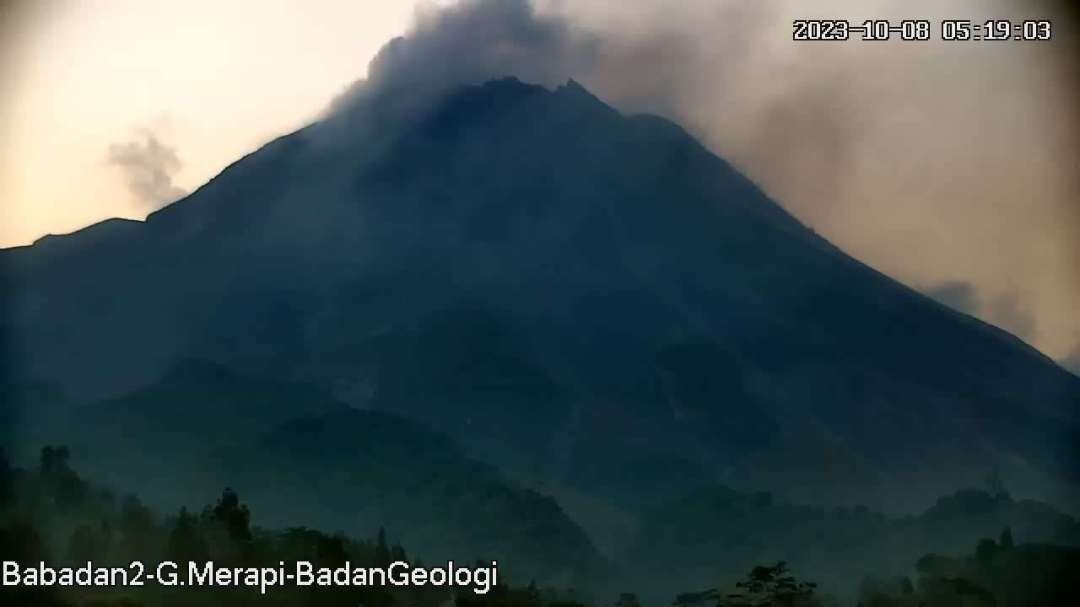 Gunung Merapi dalam pantauan pada Minggu 8-10-2023. (Foto: dok. magma.esdm)