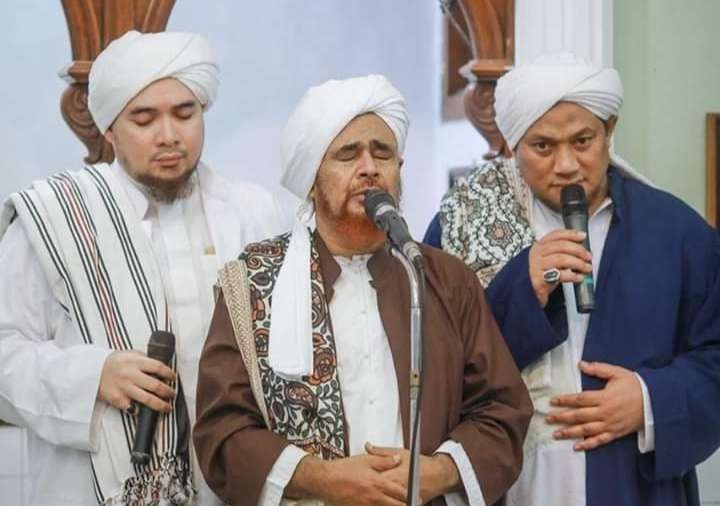 Habib Umar bin Hafidz bersama Habib Achmad bin Salim Jindan (kiri). (Foto:dok/ngopibareng.id)
