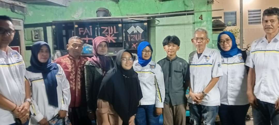 Para pengurus IMI Kota Surabaya takziah ke rumah korban balap liar di Jalan Diponegoro pada Sabtu, 7 Oktober 2023 malam lalu. (Foto: IMI Kota Surabaya)