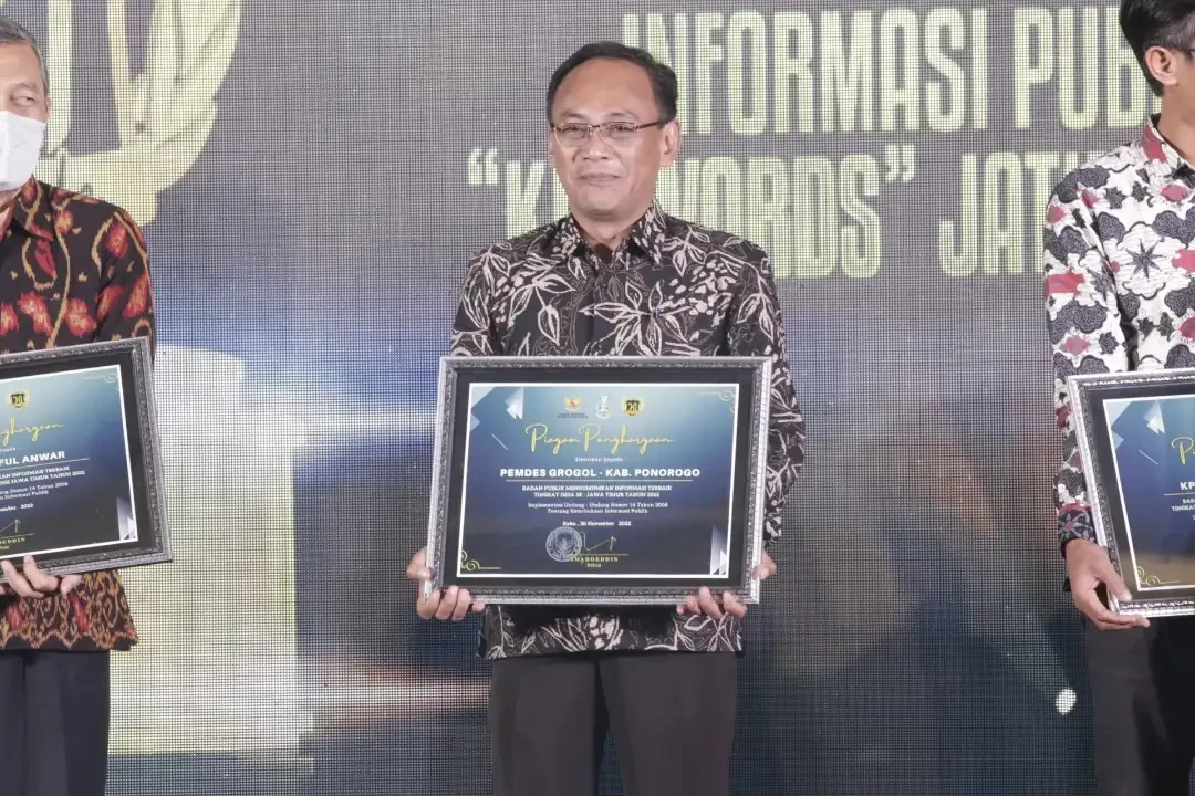 Kepala Desa Grogol, Jalu Prasetyo, saat menerima KI Award Jawa Timur tahun 2022. (Foto: Erwin Suganda /Kominfo Ponorogo)