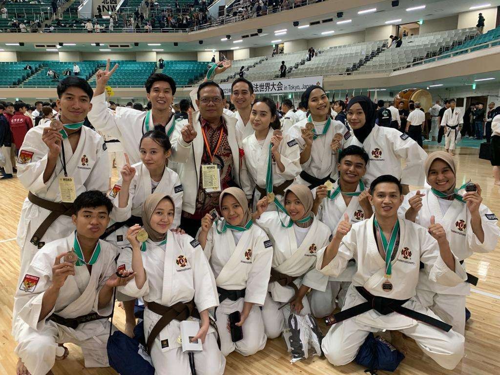 Dubes RI Heri Akhmadi sampaikan selamat kepada kenshi (atlet kempo) Indonesia atas prestasinya di Kejuaraan Dunia Shorinji Kempo, Tokyo, Jepang. (Foto: Dok KBRI Tokyo)