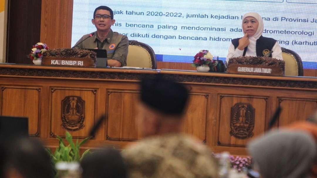 Kepala BNPB, Letjen TNI Suharyanto (kiri) bersama Gubernur Jatim Khofifah Indar Parawansa, saat rakor antisipasi bencana hidrometeorologi di Kantor BPSDM Jatim, Surabaya, Senin 9 Oktober 2023. (Foto: Fariz Yarbo/Ngopibareng.id)