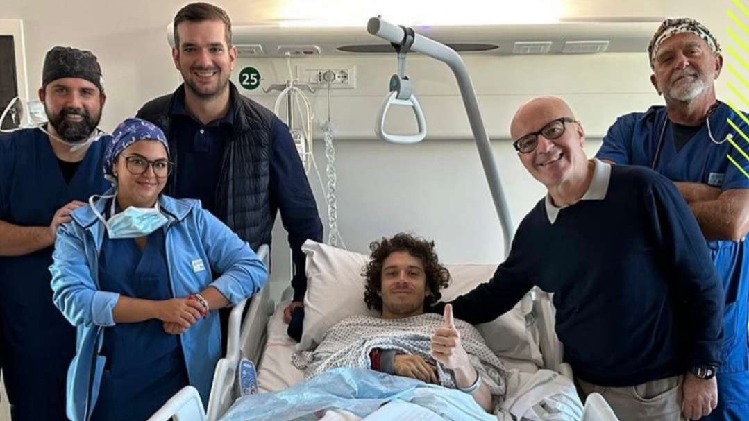 Marco Bezzecchi usai menjalani operasi tulang selangka dan bahu kanan. Dokter masih akan melakukan observasi selama 48 jam. (Foto: X MotoGP)