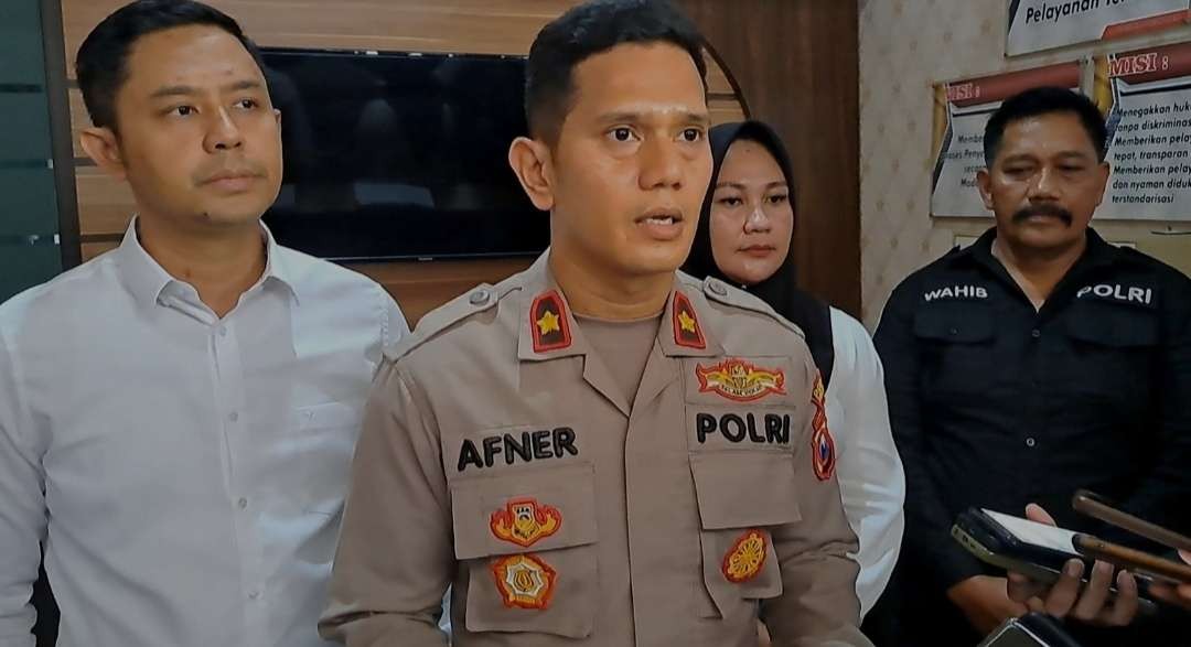 Wakapolres Mojokerto, Kompol Afner Pangaribuan, memberikan keterangan kepada wartawan, Senin 9 Oktober 2023. (Foto: Deni Lukmantara/Ngopibareng.id)