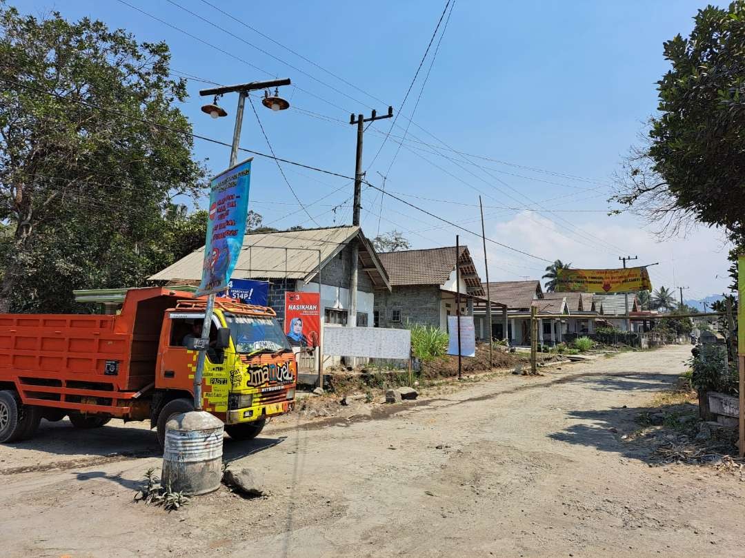 Warga Rejokaton, Desa Sumberagung, Kecamatan Gandusari, Kabupaten Blitar memblokade jalan menuju tambang pasir. (Foto: Choirul Anam/Ngopibareng.id)