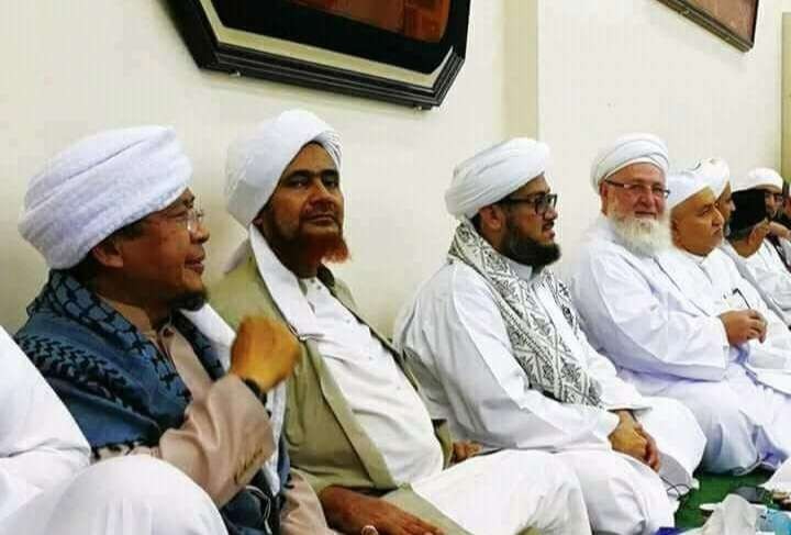 Habib Umar bin Hafidz bersama para ulama lain dari Yaman. (Foto:dok/ngopibareng.id)