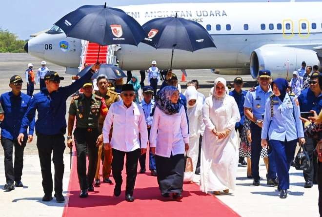 Wapres didampingi Ibu Wury Ma'ruf Amin dan rombongan terbatas tiba di Makassar untuk menghadiri Ground Breaking pembangunan masjid dan rumah sakit di Makassar. (Foto: Setwapres)