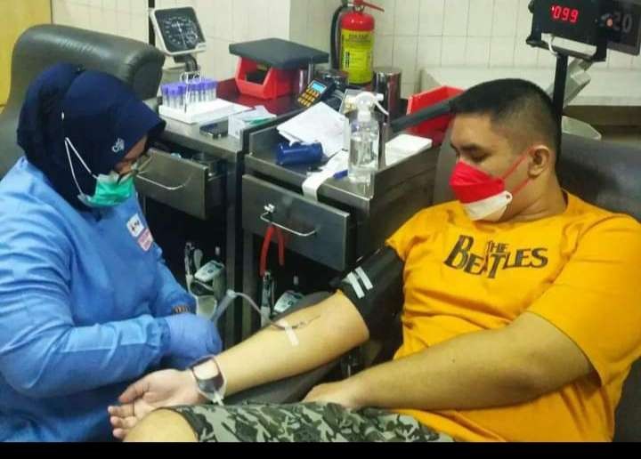 Seorang pedonor sukarela mendonorkan darahnya untuk menyelamatkan jiwa orang lain ( foto: Asmanu Sudharso/ngopibareng.id)